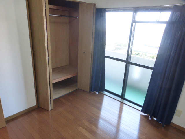 その他設備　北側洋室(2)　　ワイドなクローゼット付