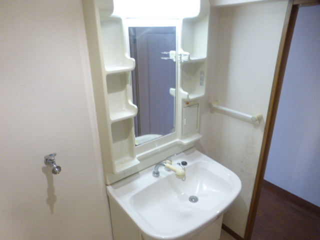 洗面設備　人気設備　シャンプードレッサー、室内洗濯機置場