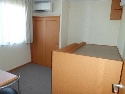 居室・リビング　コンパクトにまとまった居室。