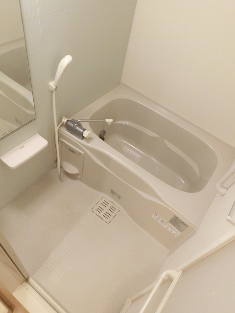 バス・シャワールーム　清潔感のあるバスルームで１日の疲れを癒しましょう。