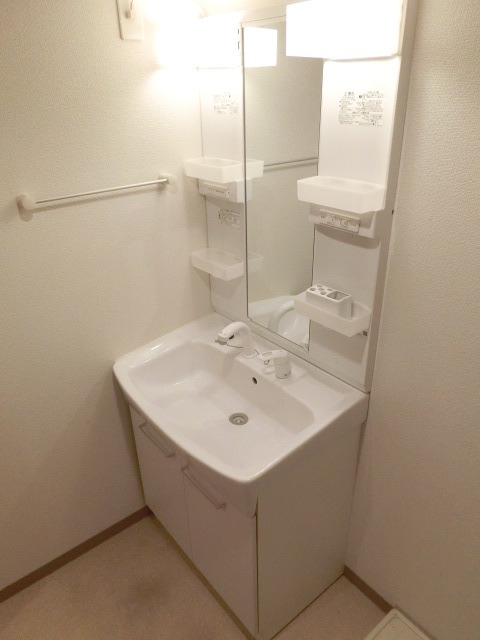 洗面設備　忙しい朝も安心の独立洗面台です。