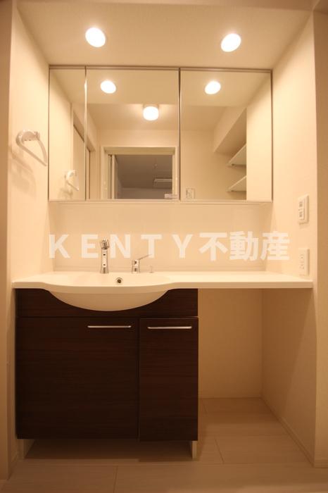 洗面設備　明るい洗面所です