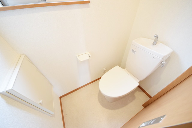 トイレ　★窓も収納スペースもあります★