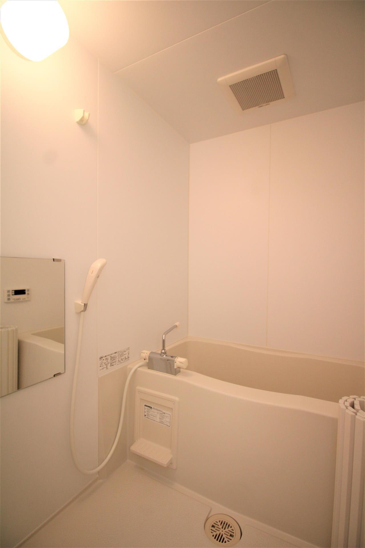バス・シャワールーム　浴室（自動湯張り・おいだき）※実部屋は反転
