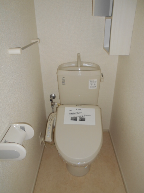 トイレ　温水洗浄便座完備・小物収納棚あり