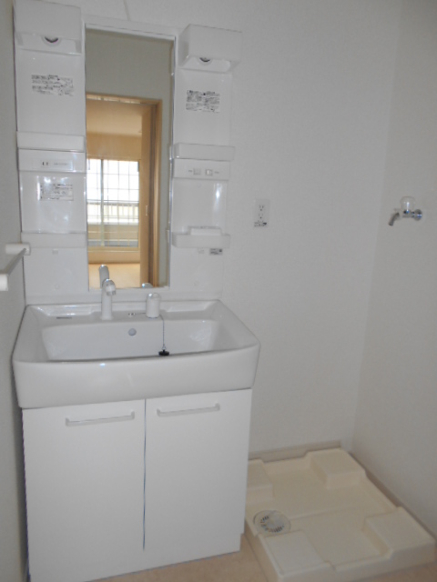 洗面設備　シャワー付洗面化粧台・屋内洗濯機置場完備