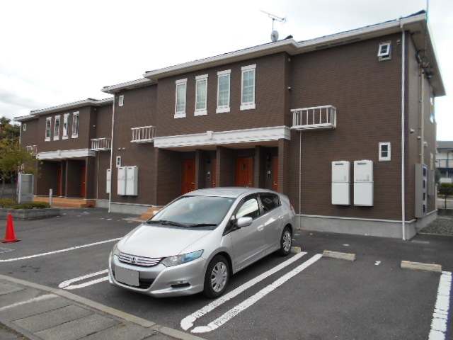 建物外観　建物玄関側（北面）を北西方向から撮影