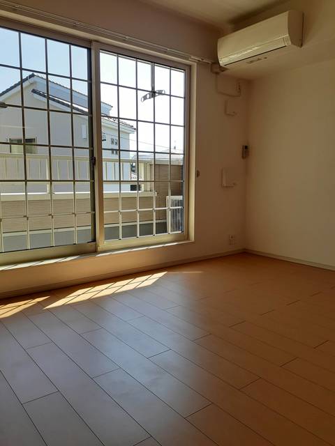 居室・リビング　南面リビング（１０．９畳）・エアコン完備