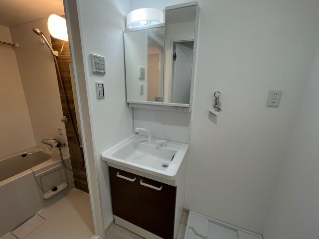 洗面設備　写真は、他部屋の同間取りとなっております。