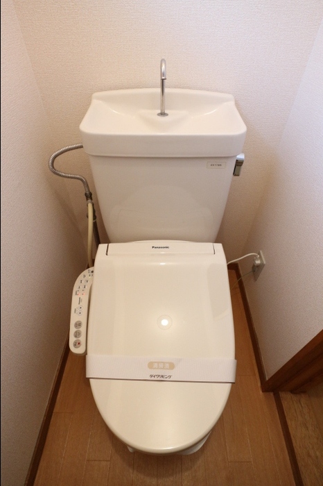 トイレ　落ち着いた色調のトイレです