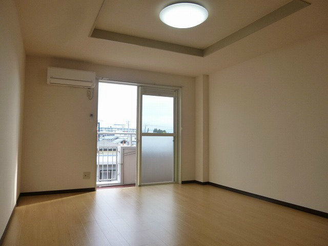 居室・リビング　写真は別号室です