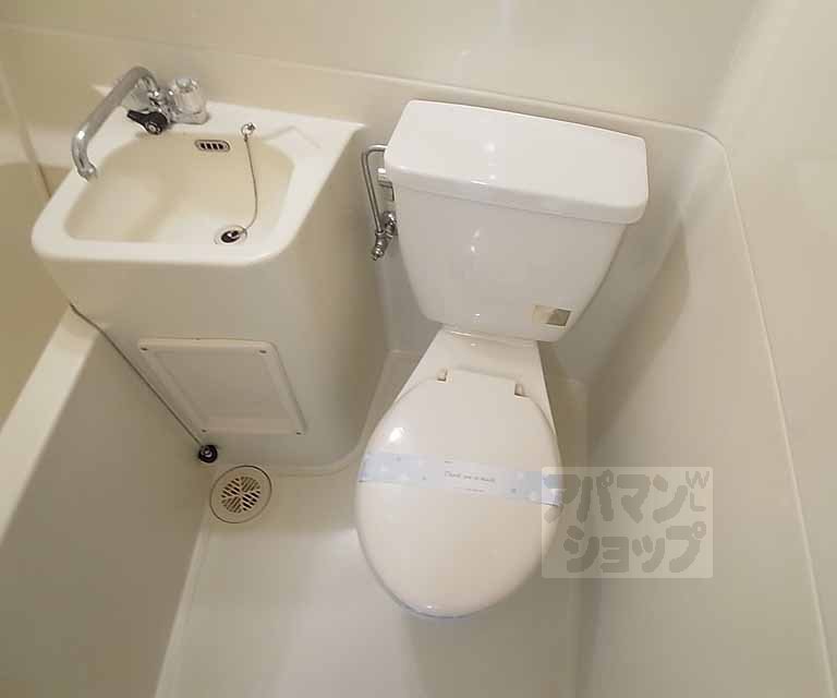 トイレ　３点ユニットバスです。