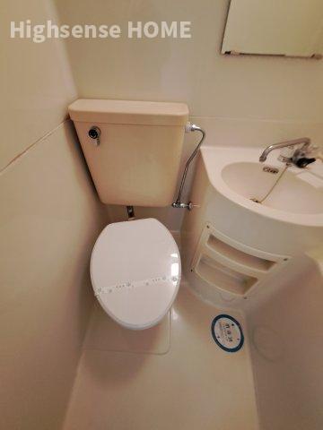 トイレ　落ち着いた色調のトイレです