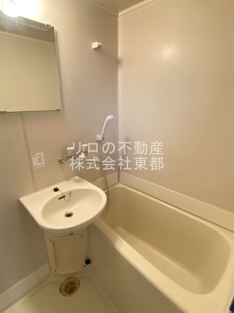 バス・シャワールーム　洗面ボールと一体型のバスルームです♪