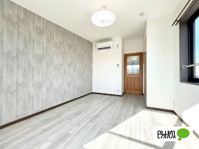 居室・リビング　おしゃれなアクセントクロス張り