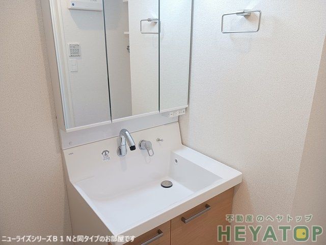 洗面設備　便利なシャワー付き洗面化粧台（施工会社同タイプ写真）