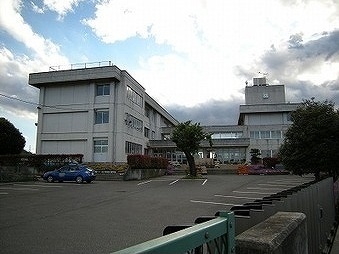 中学校　毛里田中学校（中学校）まで2500m