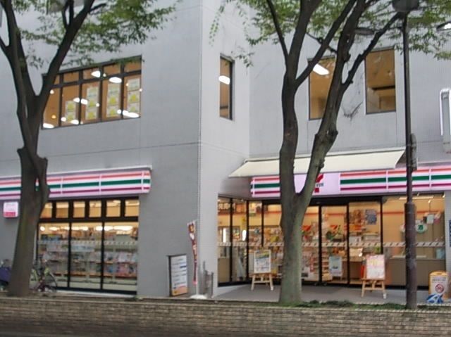 コンビニ　セブンイレブン様（コンビニ）まで450m