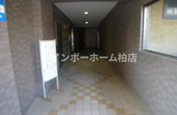 エントランス　落ち着いたエントランスです