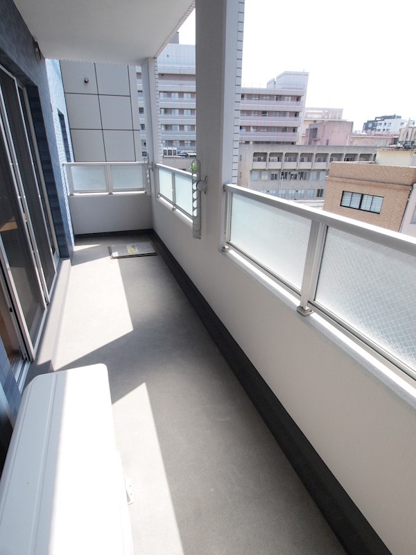 バルコニー　明るいお部屋。バルコニーも日当たり良好です。