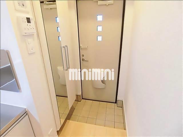 玄関　（参考写真）背の高い下駄箱には鏡付きです。