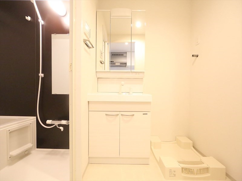 洗面設備　脱衣所　独立洗面台（シャンプードレッサー付）収納スペース有