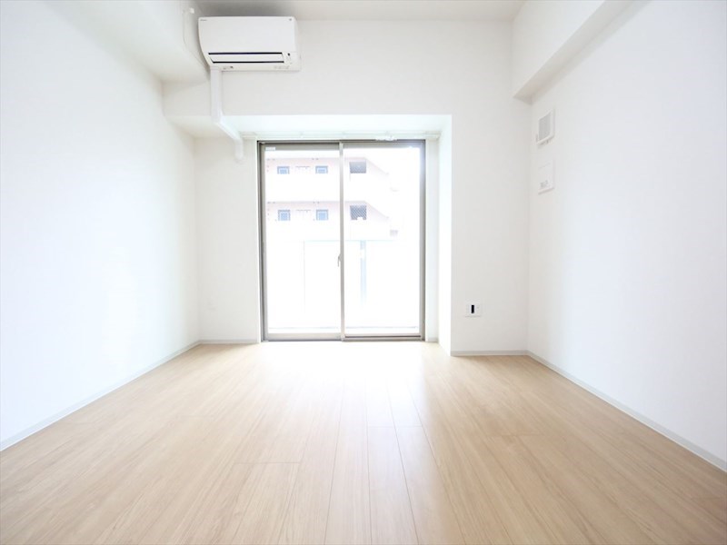 バルコニー　洋室8.4帖　エアコン完備　クローゼット付　バルコニー