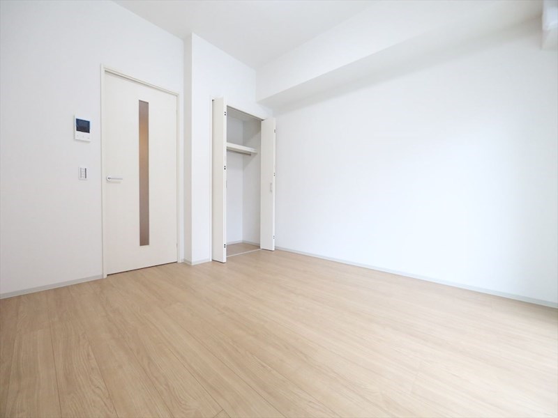 居室・リビング　洋室8.4帖　クローゼット付（収納充実してます）