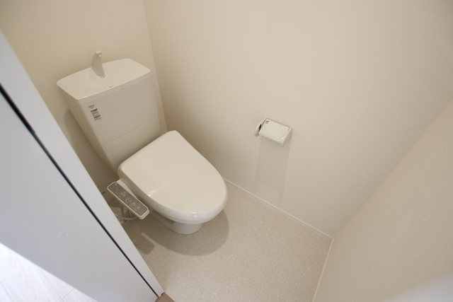 トイレ　２０１号室の室内写真です。