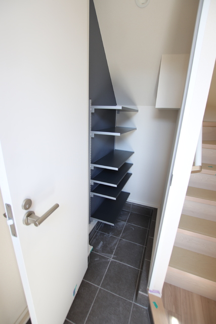 玄関　２０１号室の室内写真です。