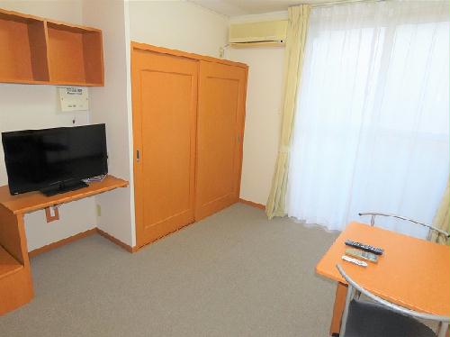 居室・リビング　カーテンやテーブル、テレビも備え付けです