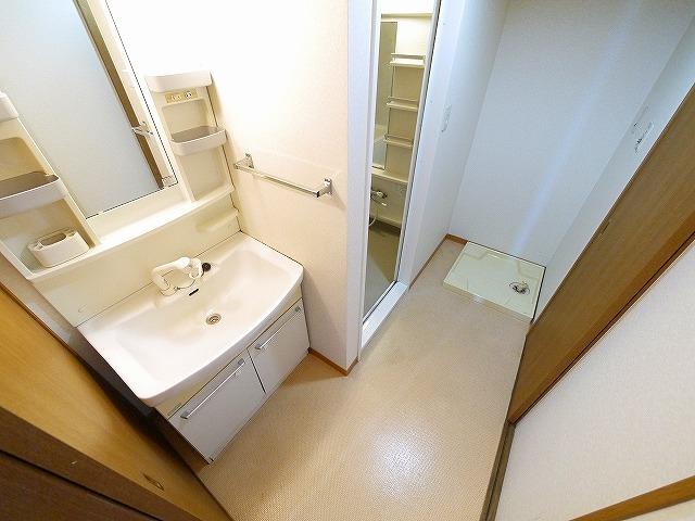 洗面設備　明るい洗面所です