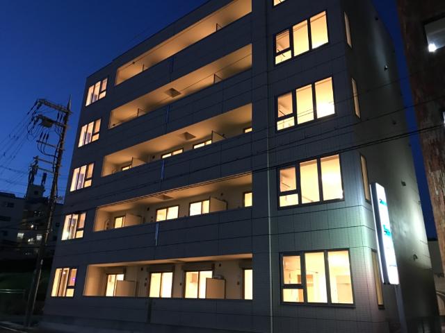 エントランス　外観写真（夜）