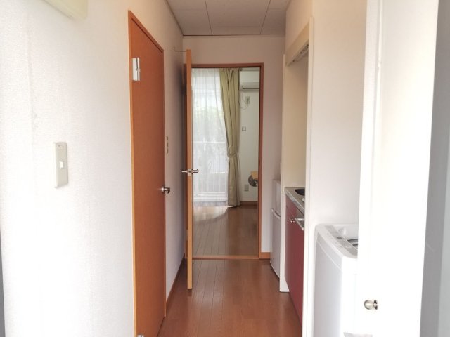 玄関　同タイプ部屋の写真となり設備等は現況と異なる場合があります