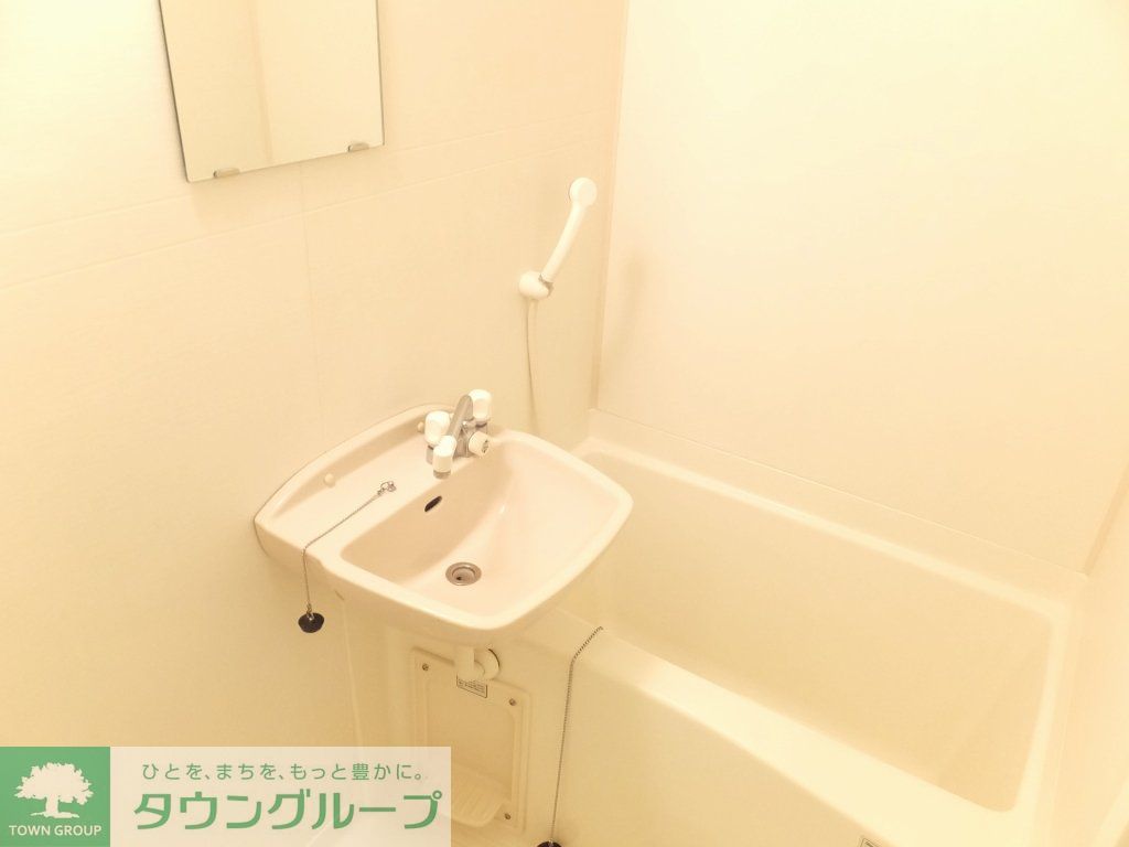 バス・シャワールーム　清潔感のある白を基調とした浴室です。