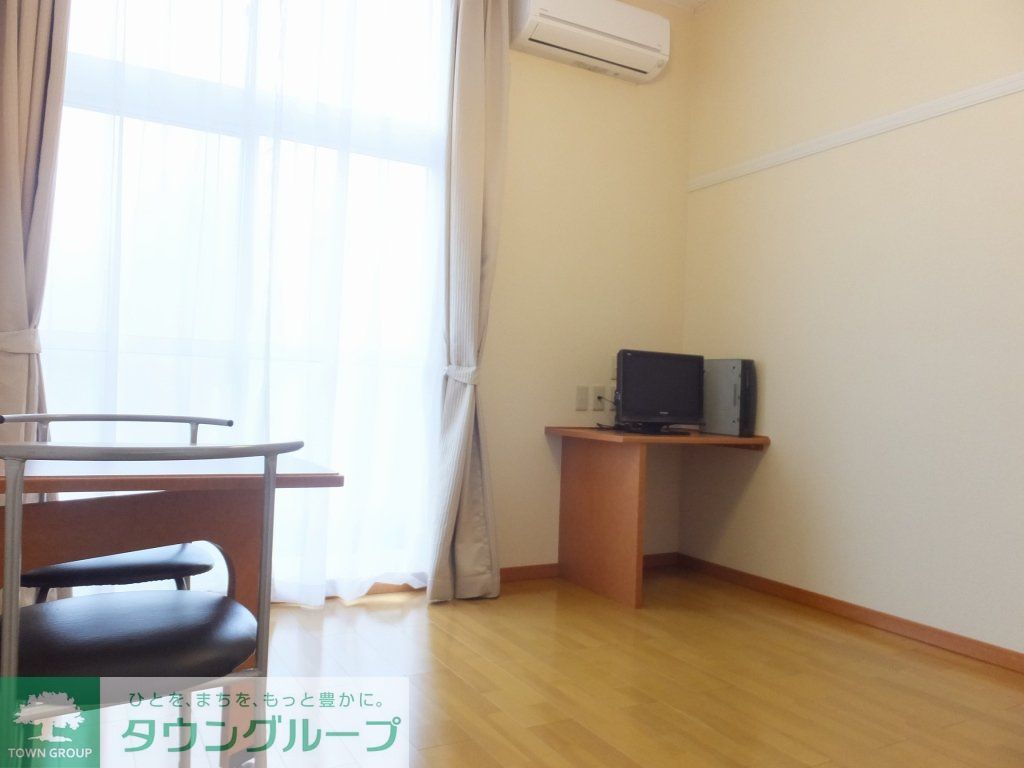 居室・リビング　１階床はフローリング仕様です。