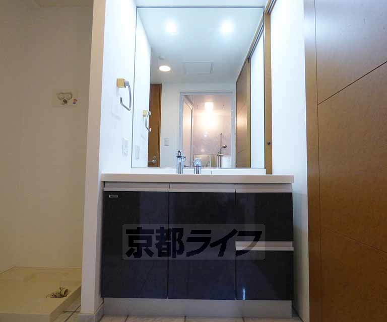 洗面設備　綺麗な独立洗面台です。