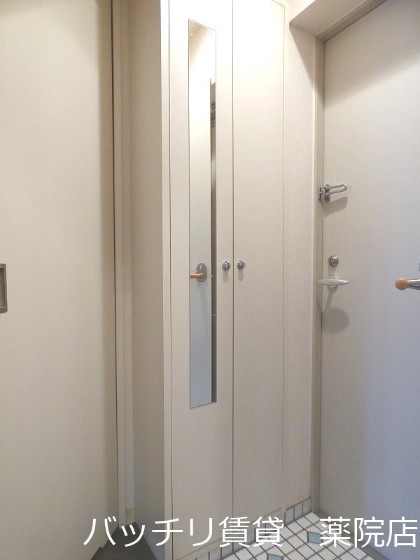 玄関　※同型タイプの画像。現状を優先いたします。