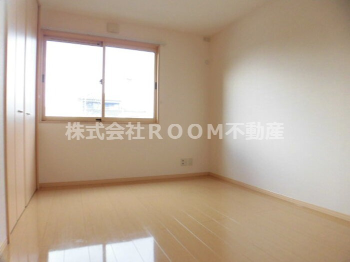 その他部屋・スペース　落ち着いた色調の寝室です