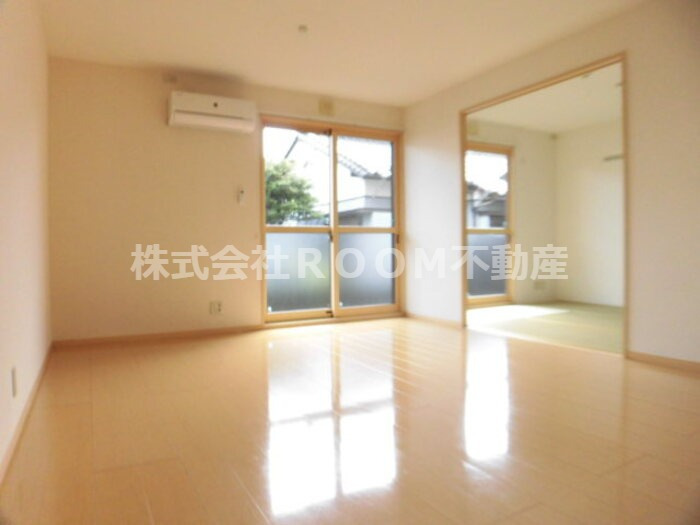 居室・リビング　こちらの居間で趣味の時間をお楽しみください