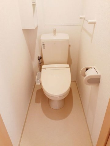 トイレ　落ち着いた色調のトイレです