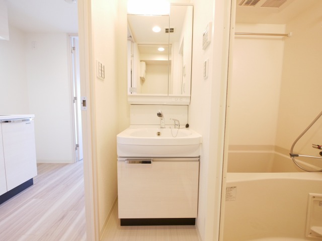 洗面設備　独立洗面台、小物を置くことができて便利です