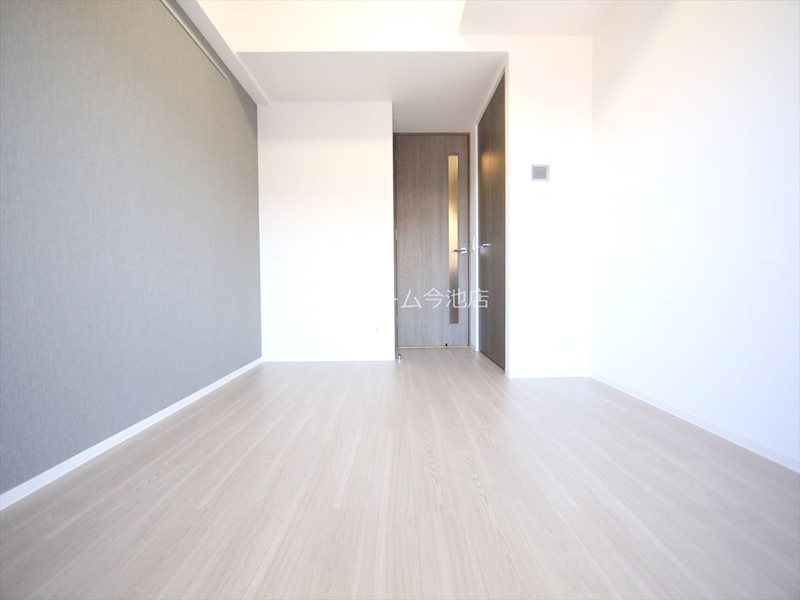 その他　洋室6.7帖　エアコン付　バルコニーに面しています