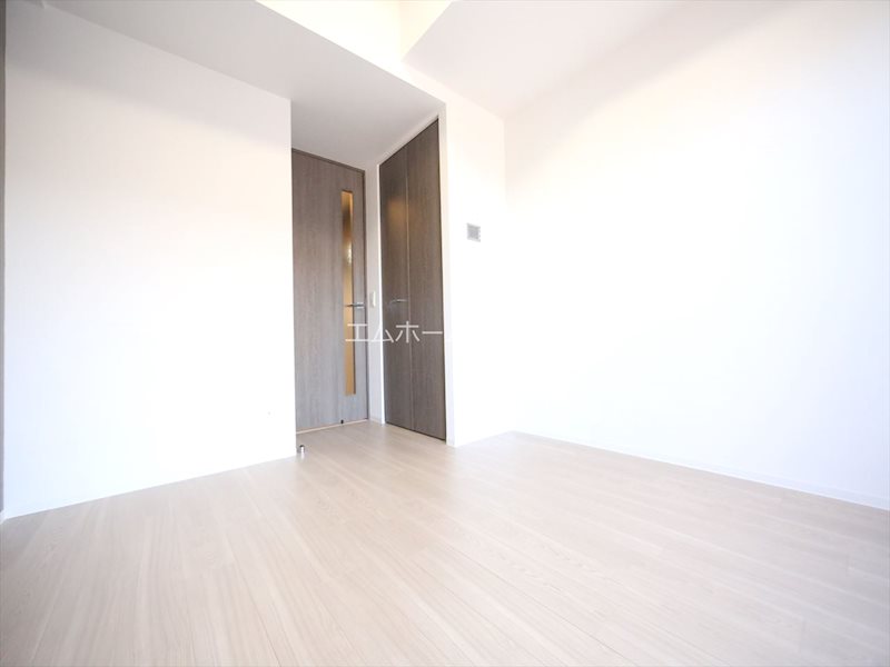 居室・リビング　洋室6.7帖　エアコン付　バルコニーに面しています