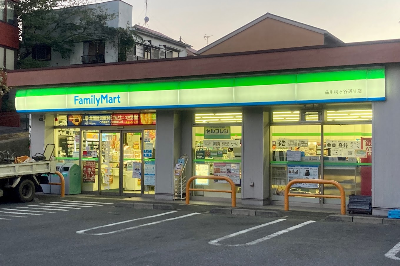 コンビニ　ファミリーマート品川桐ヶ谷通り店（コンビニ）まで153m