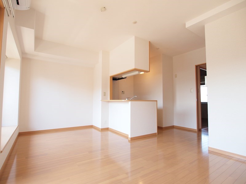 居室・リビング　開口部の明るいお部屋です。