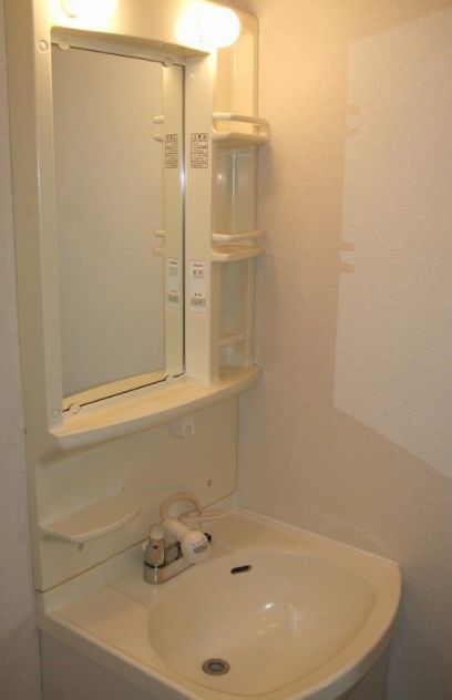 洗面設備　独立洗面台、朝の身支度には欠かせません　※参考写真です
