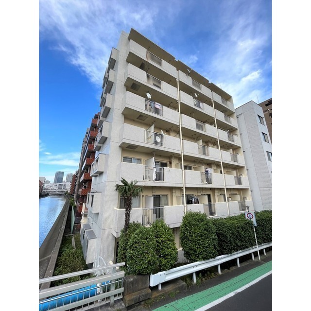 建物外観　リバーサイドに建つ賃貸マンション、日当たり良好です