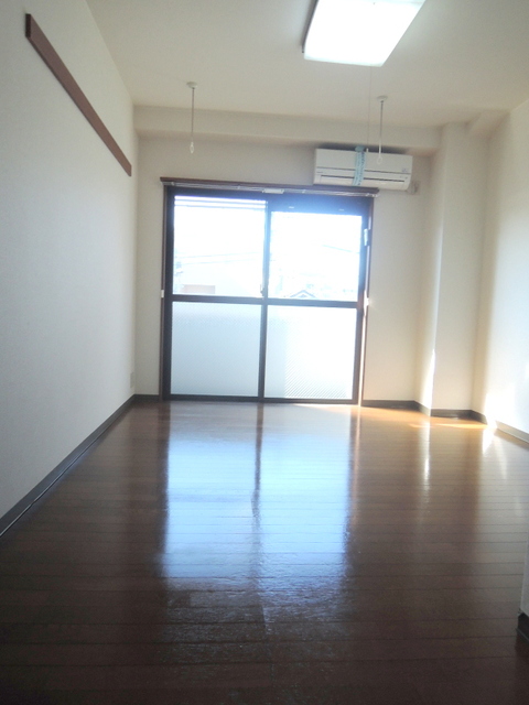 居室・リビング　★明るいフローリングの角部屋です★