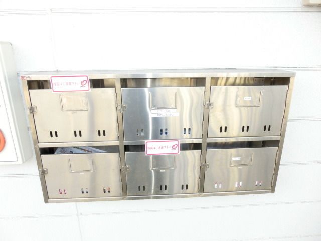 エントランス　共用のポストあります